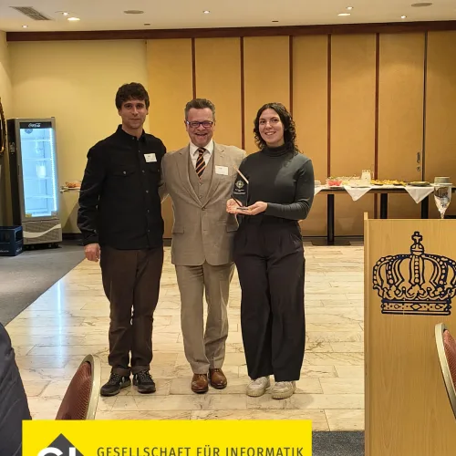 Larissa Koch de Souza und Luca Randecker gewinnen Best Paper Award für Analyse der Post-Agilität bei PVM 2025